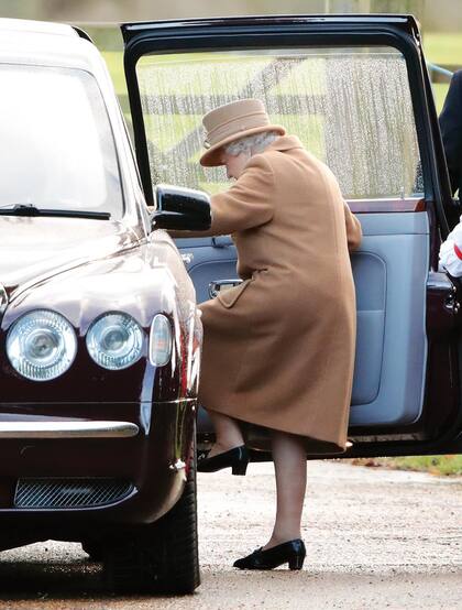 La Reina, el domingo 12, saliendo de misa, en Sandringham. A su paso, la gente le demostró su apoyo.