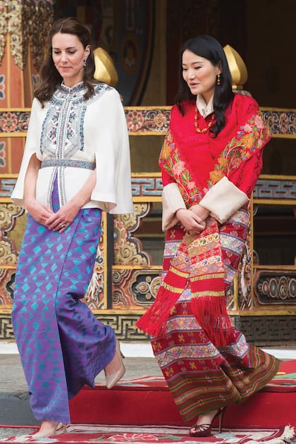En el vestidor de Su Majestad predominan los trajes típicos muy coloridos, que complementa con stilettos de vértigo, tal como los que lució cuando recibió en Bután a la duquesa de Cambridge, en 2016.