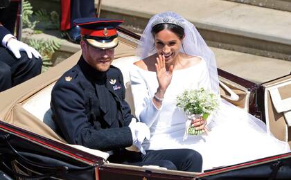 Los duques de Sussex minutos después de haberse convertido en marido y mujer. Meghan saluda a todos los presentes con un anillo elaborado en oro galés