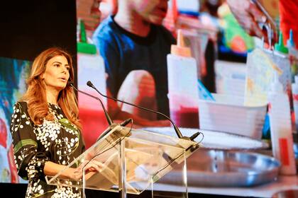 Juliana Awada en una imagen poco usual, como oradora, durante la presentación de su proyecto para llevar el arte a los centros de primera infancia. Su discurso sólo trascendió a la prensa en tramos.