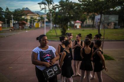 Daiana Ferreira de Oliveira junto con algunas alumnas de la escuela de ballet que fundó