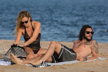 Si bien no están parando juntos, suelen elegir el atardecer para ir a la playa y disfrutar la caída del sol a solas frente al mar