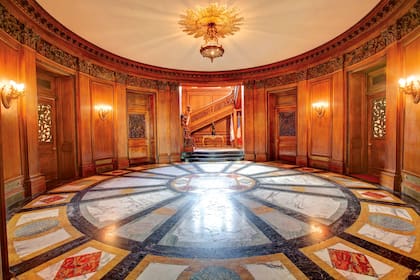 La decoración del imponente vestíbulo circular con sus mármoles policromos, las paredes revestidas en madera tallada y las pilastras corintias.