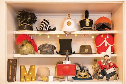 Solo conserva su colección de sombreros, que se luce en uno de los estantes de su escritorio.