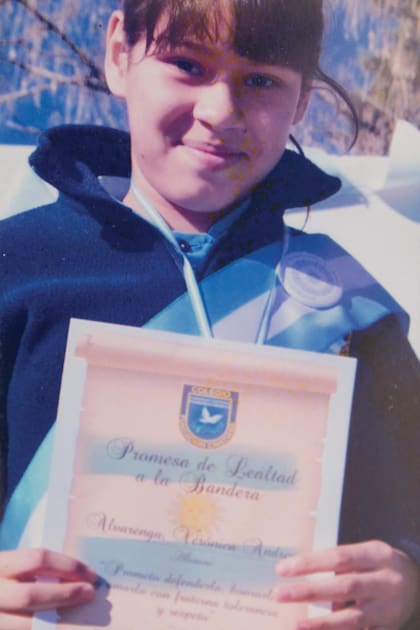 Verónica posa feliz el día en que juró la bandera.