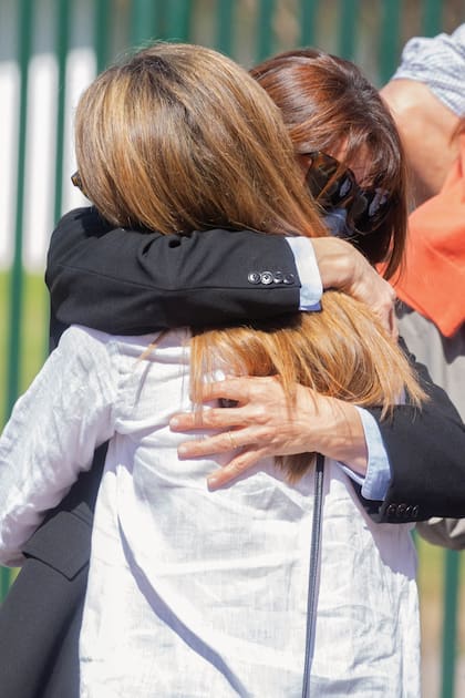 Las hijas de la diseñadora, Roxana, María Belén y María Soledad, acompañaron sus restos junto a sus parejas. También estuvo Agustín, el nieto mayor de Elsa, junto a su novia Valentina, mientras que el resto de sus allegados esperaron en la entrada del cementerio