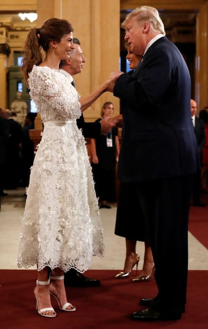 El vestido, largo midi y mangas tres cuartos, estaba bordado en hilos de seda natural y calados Richelieu y con aplique de flores en gazar de seda con volumen 3D