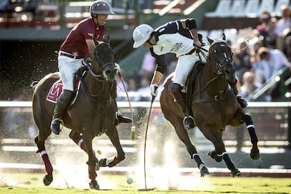 Duelo de backs: Juan Martín Nero al ataque, mientras Diego Araya defiende