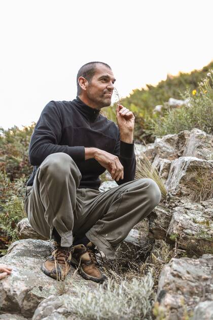 El guía Santiago Sandobal durante la excursión por las Sierras Grandes.