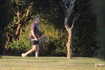 Mauricio Macri jugó al tenis, un deporte que le fascina. Por lo visto, su rodilla derecha, de la que se operó dos veces, está recuperada