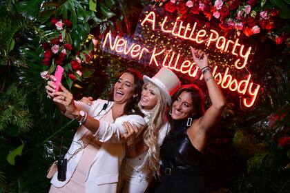 Sonriente junto a Noe y Loli de Azares Eventos, encargadas de la organización del evento