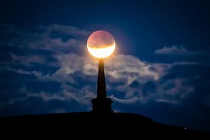 ¿Qué se debe usar para ver un eclipse lunar?