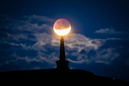 Inglaterra, Todmorden: vista general del eclipse lunar parcial sobre Stoodley Pike