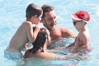 Pierre y su primogénito, Stefano, juegan en la pileta de un club de playa en Montecarlo con Dimitri Rassam y Raphaël, el hijo que Charlotte tuvo con Gad Elmaleh.