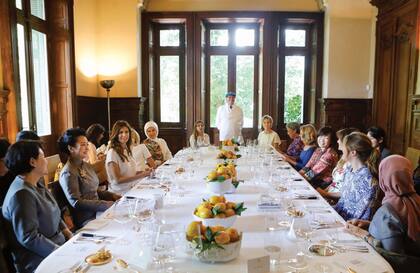 En el comedor de Villa Ocampo, uno de los lugares favoritos de la reconocida escritora argentina, que conserva la boiserie original. El chef Francis Mallmann les ofreció un menú con humita y centolla fueguina. De postre, flan y panqueques con dulce de leche.