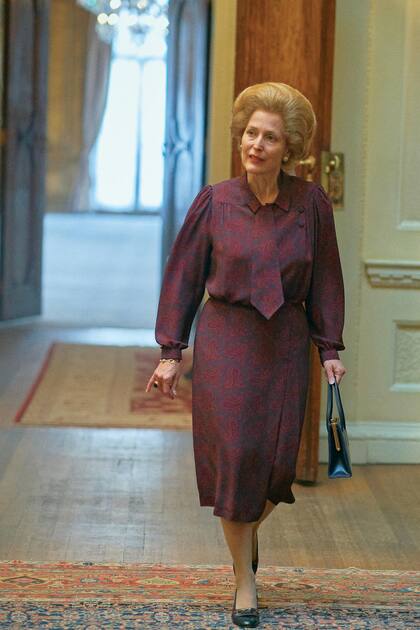 “Cuando Thatcher es invitada a Balmoral, nos concentramos en el uso de colores y prendas que la diferenciaran lo más posible del estilo natural del campo con un vestido sintético, un tapado azul encendido y zapatos de taco para ir a cazar ciervos”