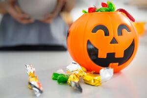 Arrestaron a dos personas por dar caramelos de cannabis a niños en Halloween