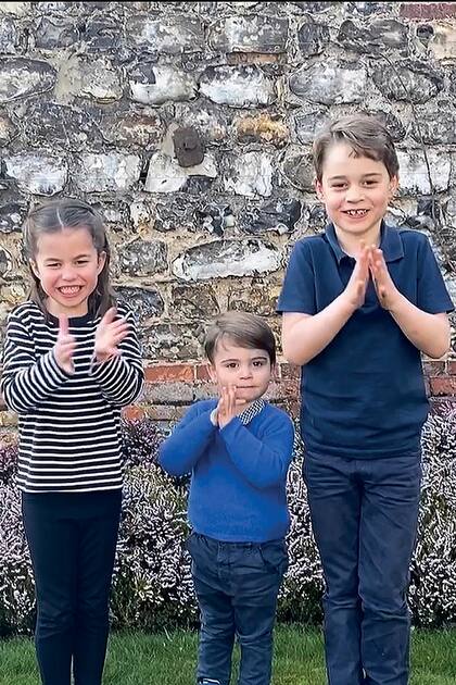 Los príncipes George, Charlotte y Louis se sumaron al aplauso a los médicos desde los jardines de Anmer Hall.