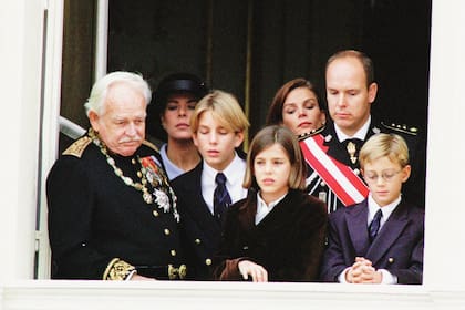 Como todos los 19 de noviembre, Día Nacional de Mónaco, el príncipe saluda desde el balcón de palacio. En ese año 1997 lo acompañaron sus tres hijos, los príncipes Carolina, Alberto y Estefanía, y tres de sus nietos, Andrea, Charlotte y Pierre Casiraghi.