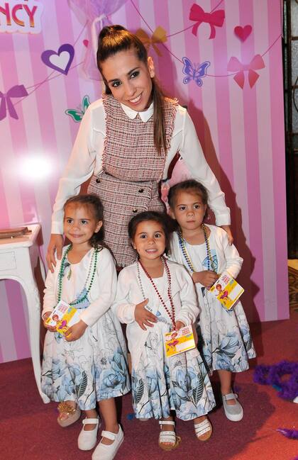 Cinthia Fernández junto a sus tres hijas que, esta vez, se quedaron quietas para la foto también fueron a ver de qué se trataba la nueva propuesta de Disney