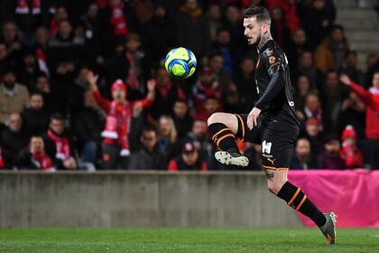 La resolución de emboquillada de Bendetto para revertir el marcador en el anticipo de la fecha 27 de la liga francesa; hinchas de Nimes reclaman una supuesta posición fuera de juego del argentino, pero la irregularidad no existió.