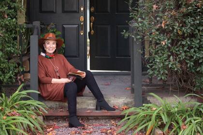 La gran actriz del cine argentino posa en la puerta de su casa de Pilar donde pasa la cuarentena. “Soy una privilegiada por el lugar en el que estoy, rodeada de verde”, asegura.