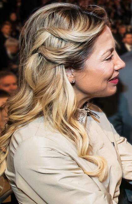 El peinado –con ondas suaves y la cara despejada– se llevaba bien con el resto del equipo.