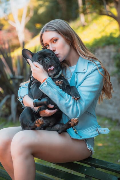 "Cuando se estrenó "Go!" yo tenía 17 y de un día para el otro me explotaron los seguidores en las redes. Para mí era algo muy flashero, pero mis papás no dejaban que me la creyera", nos dice.