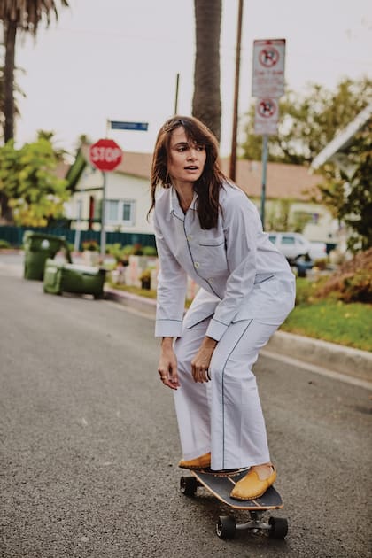 Cuando no está en locación, filmando, Mia lidera cursos de meditación y ceremonias de té en cárceles de máxima seguridad en el sur de California.