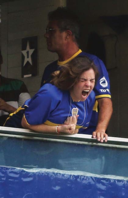 Desde el mismo palco que su padre solía saludar a la hinchada,Dalma se mostró desbordada por sus emociones.