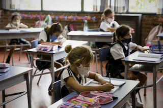 Los chicos al fin volvieron, pero las aulas ya no son (o no deberían ser) como antes