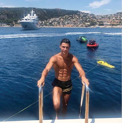 En sus respectivas cuentas de Instagram, el futbolista y Georgina lucieron sus espectaculares cuerpos