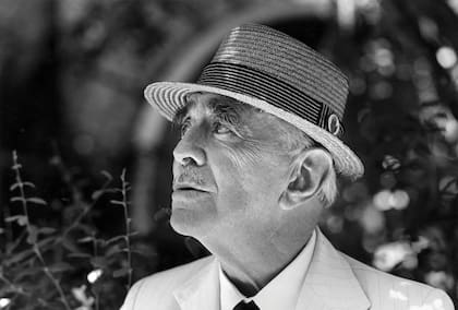 Manuel Mujica Lainez en una imagen tomada en su casa de las sierras cordobesas.