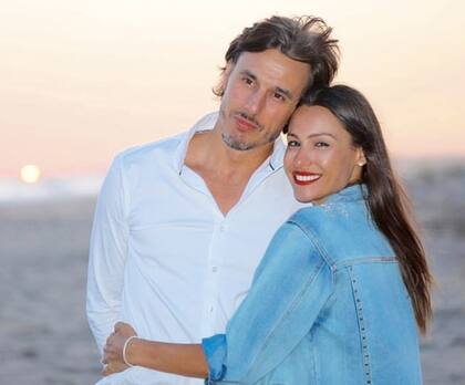 Junto a Roberto, su marido desde el 25 de noviembre pasado. “Realmente me sorprendió con la pedida de mano. Yo estaba yendo a comer con el pelo mojado… Este tipo de acciones me dicen todo el tiempo que Rober es la persona correcta”, afirma Pampita