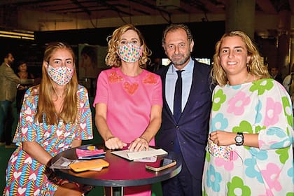 Luis Gasset acompañó por primera vez a su pareja en un desfile. Y lo hizo con sus hijas, Belén y Blanca. “Son una monada”, las definió Ágatha.