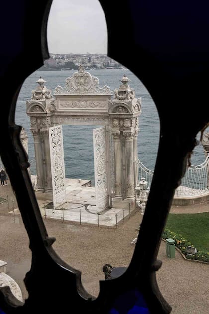 Gran portón sobre el Bósforo del Palacio Dolmabahce.