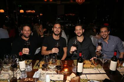 Germán Paoloski, José Chatruc, Juan Marconi y Tommy Muñoz, los integrantes del equipo de NET Nunca es tarde (Fox Sports) disfrutaron de una cena en el restaurante Gardiner
