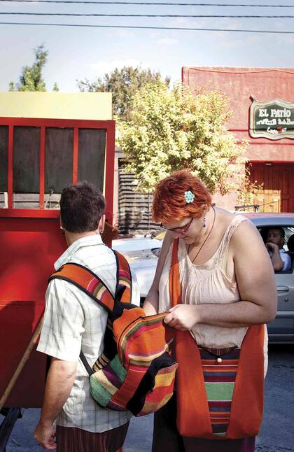 Coloridas mochilas que se venden en la feria de Las Rosas de cada sábado.
