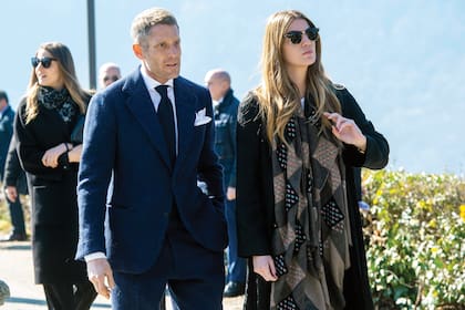 El funeral de Marella Agnelli, en Villar Perosa, cerca de Turín, marcó el reencuentro público de la familia Agnelli. Lapo Elkann, nieto de Marella, llegó junto a Bianca Brandolini d’Adda