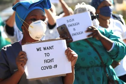 Al igual que en otros países, el personal sanitario en Sudáfrica demanda mayor protección para combatir la covid-19.