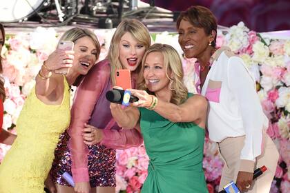 Antes de presentar su nuevo disco, Taylor Swwift participó del programa Good Morning America, de la cadena ABC, y posó para una selfie con las anfitrionas 