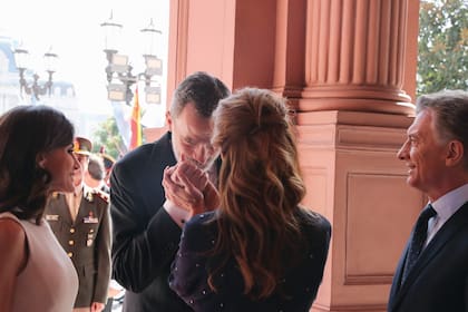 El Rey le besa la mano a la primera dama, apenas llegó a Balcarce 50, ante la atenta mirada de su mujer.