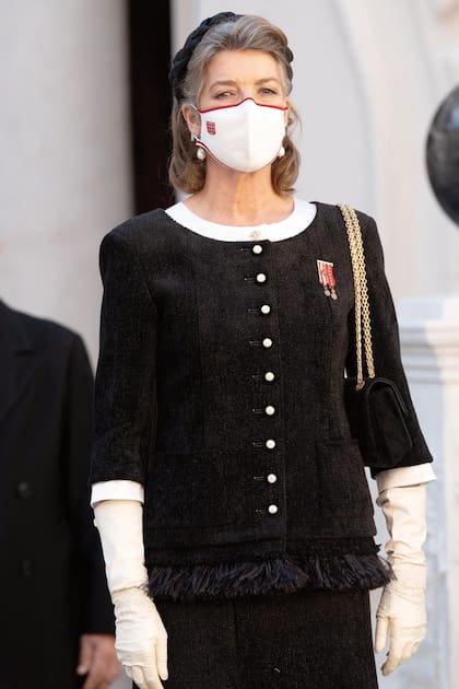 Siempre fiel a Chanel –una etiqueta con la que se siente muy cómoda–, la princesa Carolina de Mónaco apostó por el elegante binomio blanco y negro: una chaqueta que simula llevar debajo una camisa y falda recta haciendo juego. 