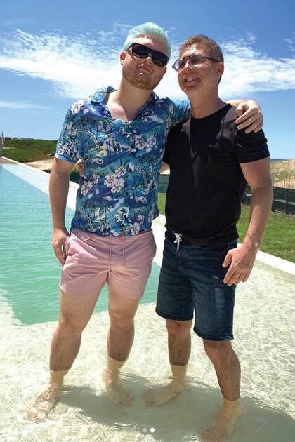 Adrián y su hijo Tomás, durante el último verano, cuando visitaron la obra y se dieron un chapuzón en la pileta