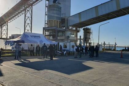 Los sindicatos dicen que hay demoras en iniciarse la negociación salarial. En tanto, la industria cuestiona el supuesto pedido de "bonos extravagantes"