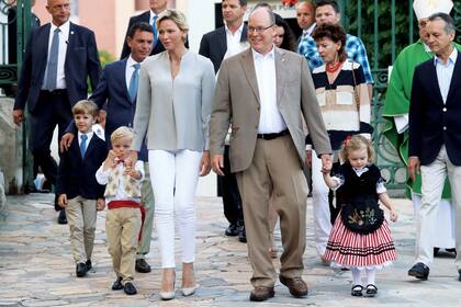 Al encontrarse con el público, la familia real de Mónaco se mostró muy unida. La princesa Charlene eligió un conjunto de pantalones cigarette y blusa, para dar muestras, una vez más, de su elegancia clásica.