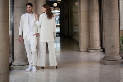 Saco tipo smoking (Giesso, $38.896), pantalón de gabardina y remera (Bensimon, $4.380 y $2.480) con zapatillas de cuero (Adidas Originals, $7.699); Maxi saco y Oxford (Cibeles, $12.995 y $5.175), top de lino (Perramus, $3.407), sobre (Blaquè, $2.490) y sandalias metalizadas (Uma, $8.600).