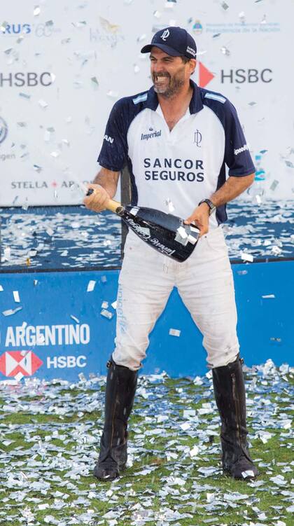 Con el tema “We are the champions” de Queen, Adolfito Cambiaso festejó la conquista número 12 de La Dolfina en el Abierto Argentino. 