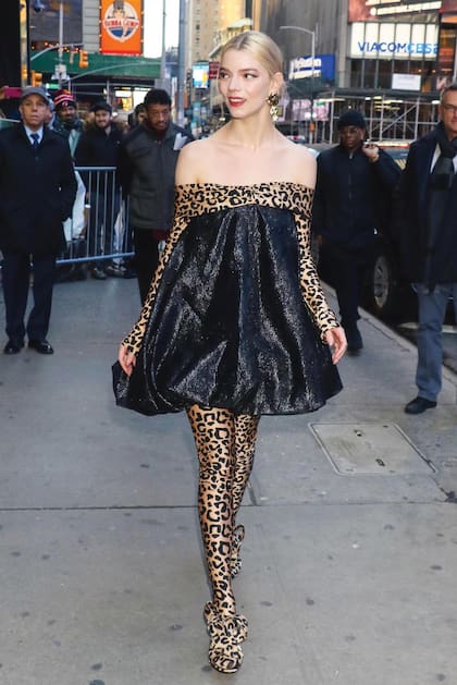 Impactante en su arribo a los estudios Good Morning America con un look completo de la colección primavera-verano 2020 de Halpern: vestido escote bote con estampado de leopardo. ¿Lo más llamativo? Las leggings y los zapatos también en animal print