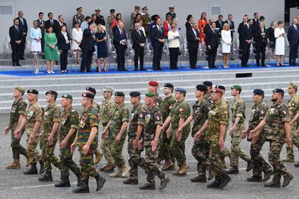 Soldados de la fuerza de la OTAN marchan durante el Día de la Bastilla